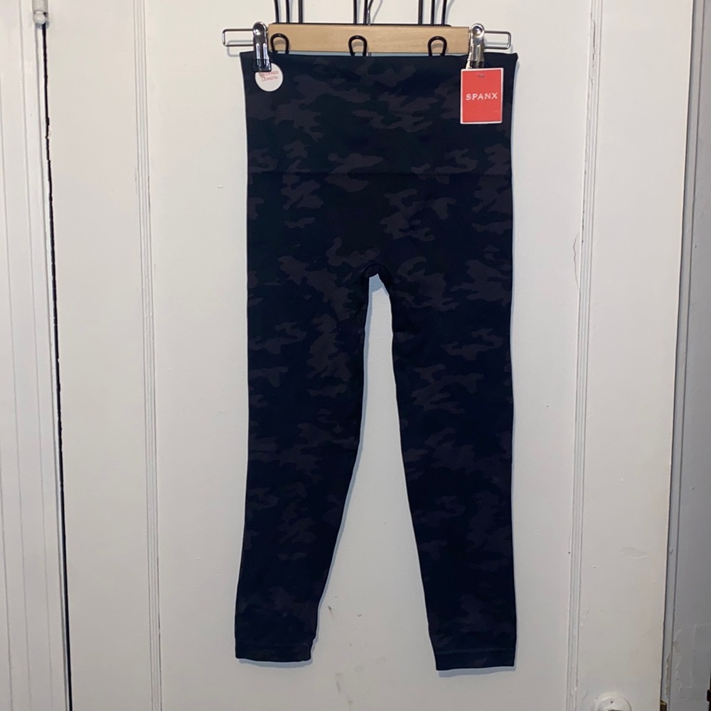 SPANX Cropped Lamn Leggings in black camo